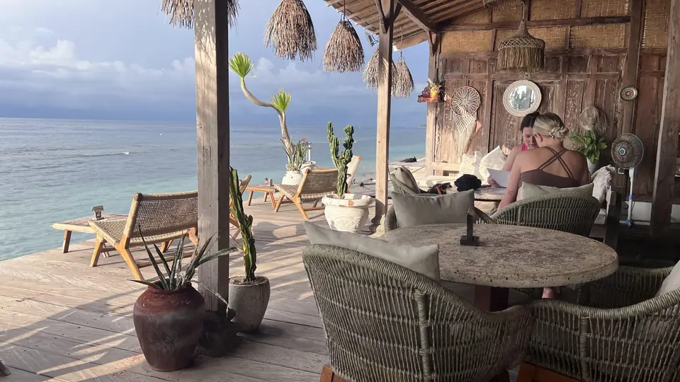 Secret Penida restaurant terrace right on the water