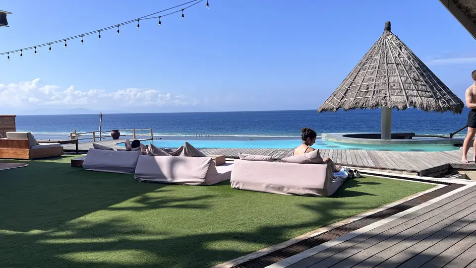 The Chill Penida lawn and pool right next to the sea
