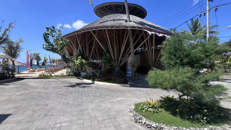 d’Nusa Beach Club bar and lounge under a thatched roof