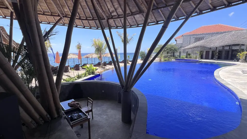 Infinity pool at d’Nusa Beach Club next to the ocean