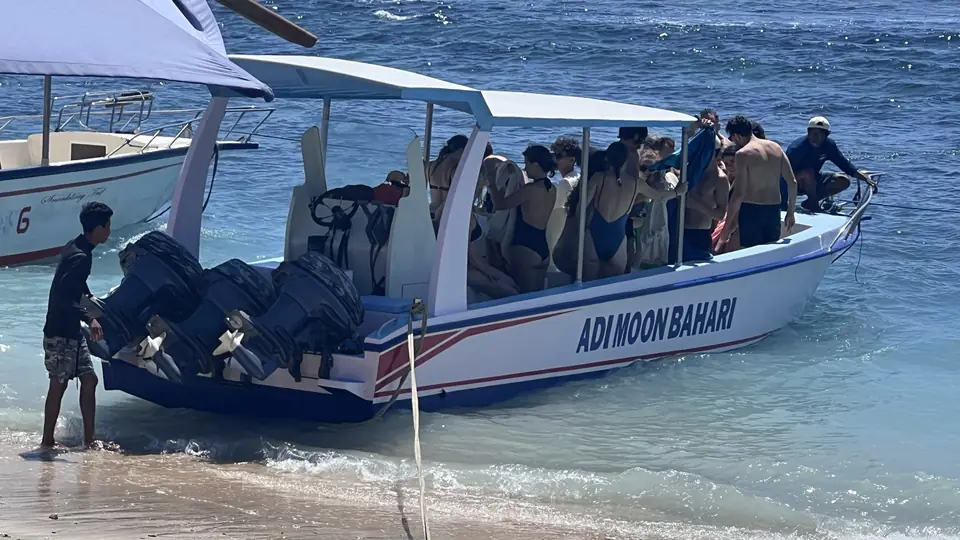 Divers and snorkellers returning to the beach by boat