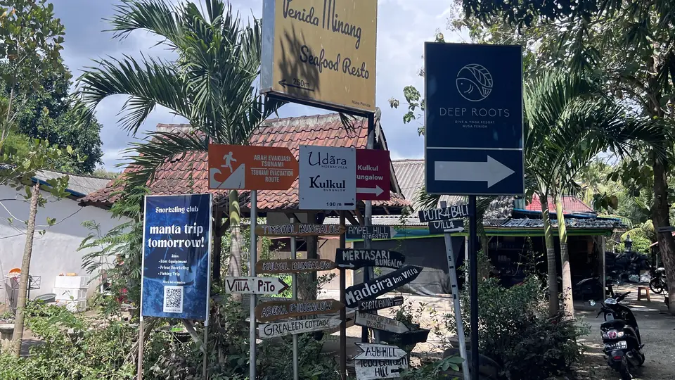 Cluster of road signs where you turn right off Jl. Raya Toya Pakeh – Ped to go up the mountain