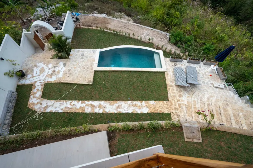 Villa Treetop infinity pool with loungers seen from above