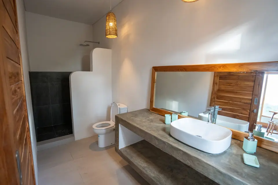 Villa Treetop en-suite bathroom with walk-in shower and large vanity