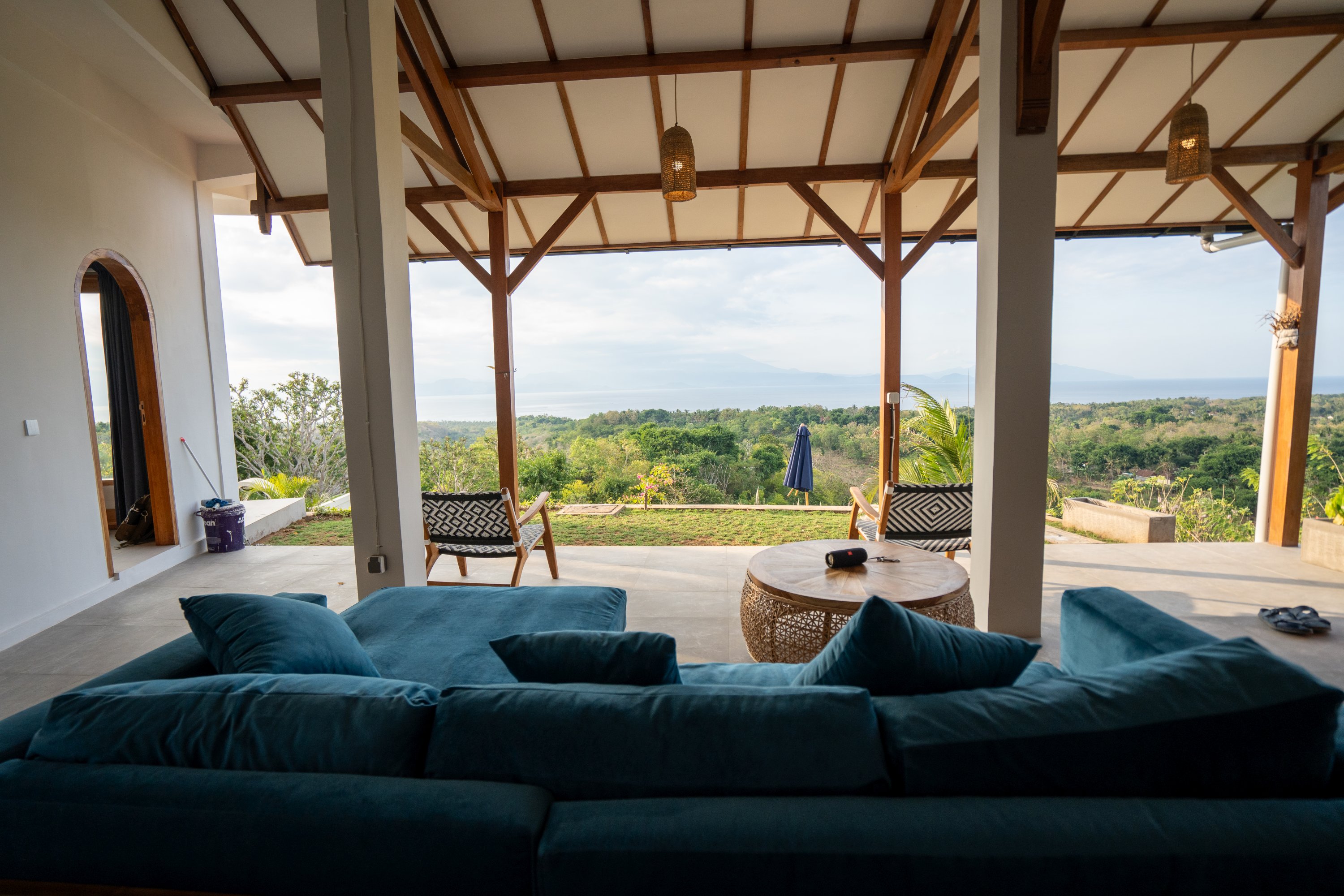 Alfresco dining and relaxing at Villa Treetop